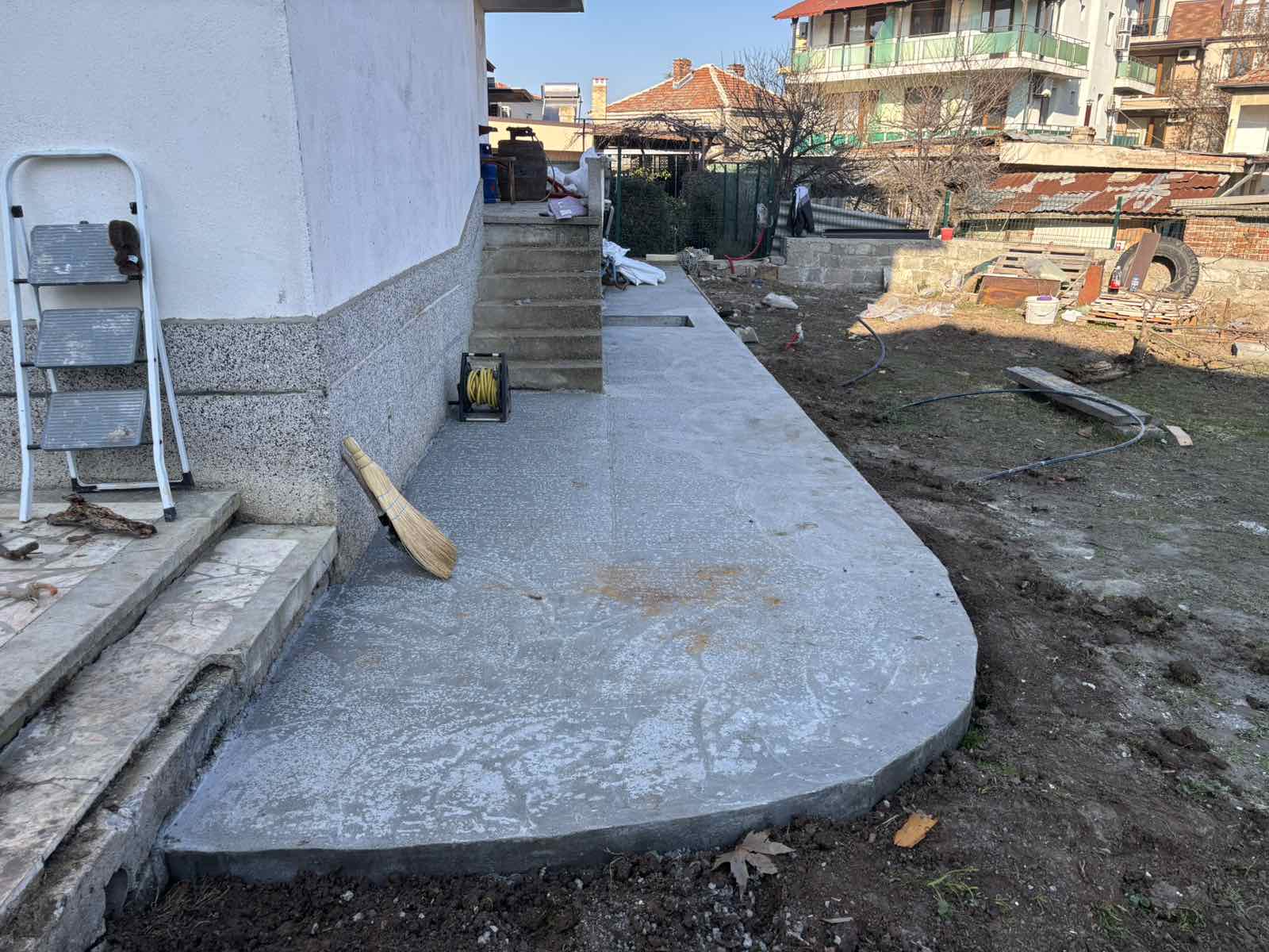 Нова бетонна пътека около жилищна сграда